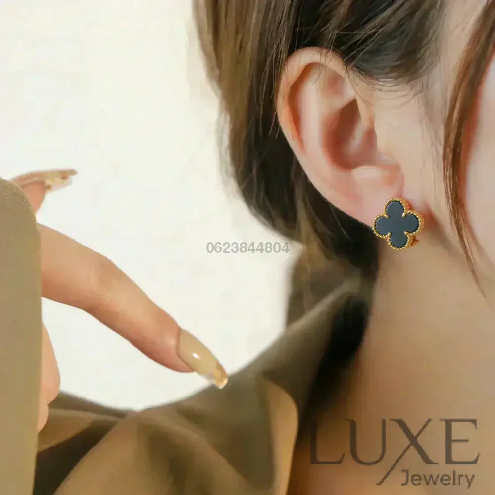 OWATCH™CLOVER MEDIUM 1 MOTIFS ONYX STUD EARRINGS Earrings