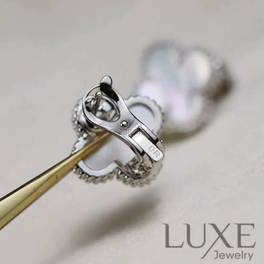 [OWATCH™]CLOVER MEDIUM 1 MOTIFS WHITE MOP EARRINGS SILVER Silver Earrings