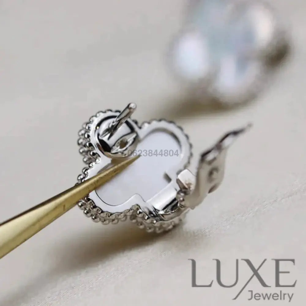 [OWATCH™]CLOVER MEDIUM 1 MOTIFS WHITE MOP EARRINGS SILVER Silver Earrings